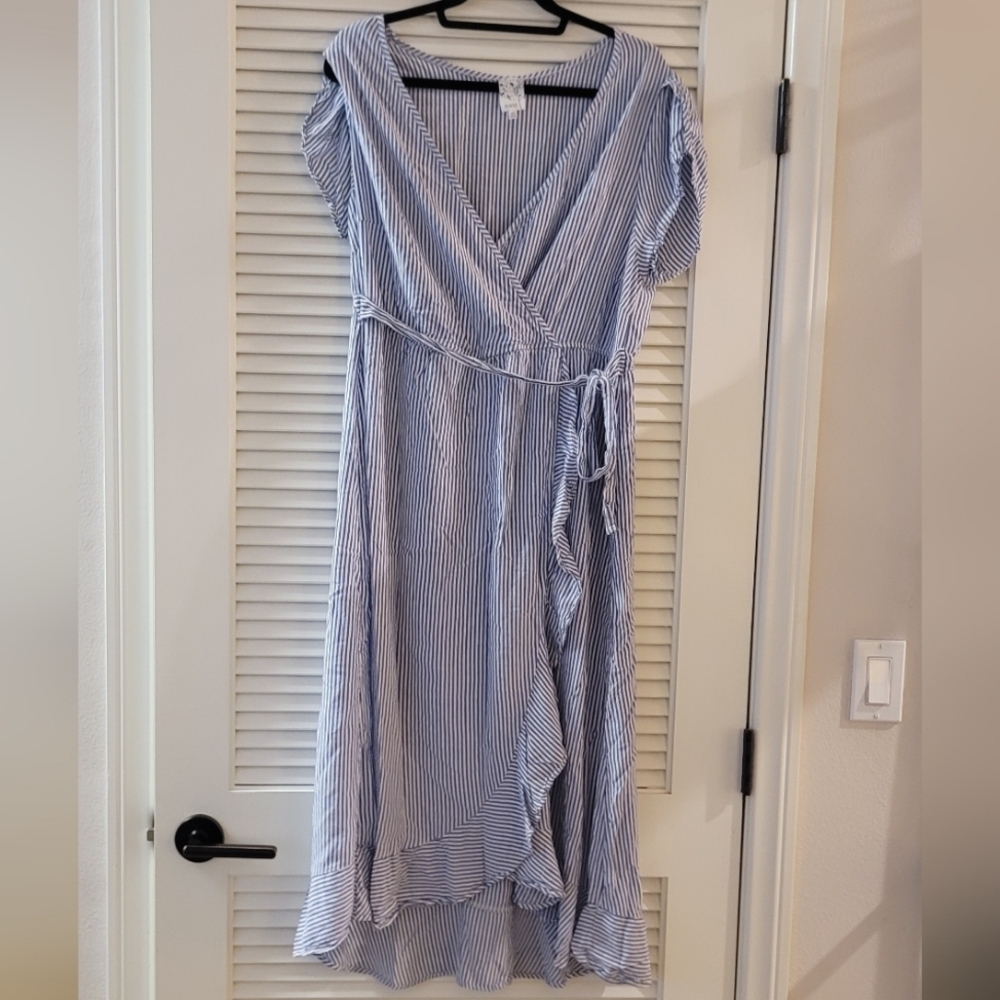 Naïf- (Plus-Size) Long Light Blue & White Ruffle Striped Flowing Dress